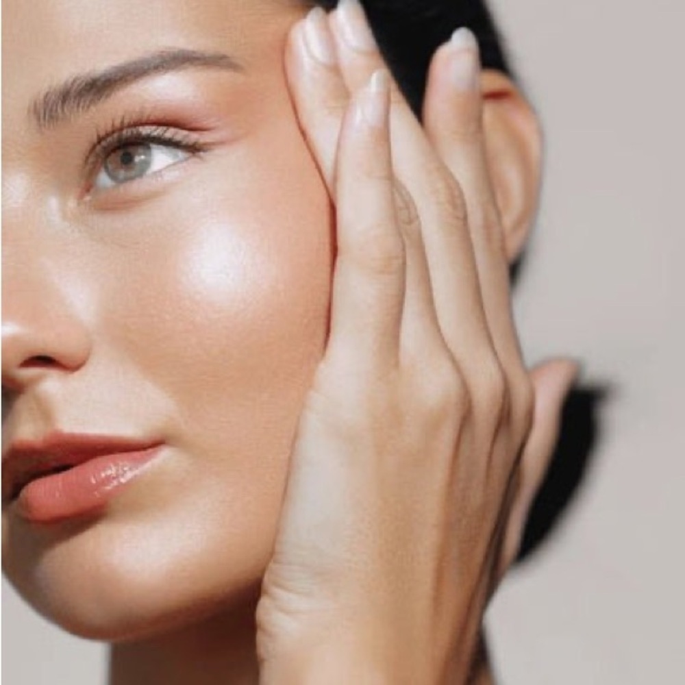 Grande Glow Plumping Liquid Highlighter in shade French Pearl - Picture 3 of 9